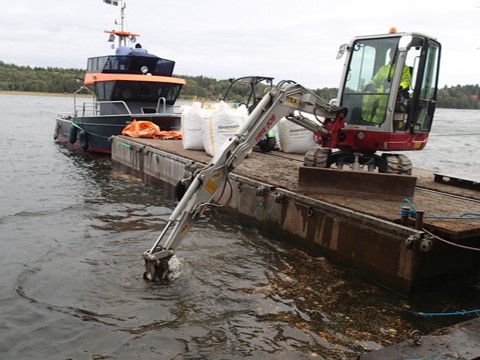 Båt och grävare